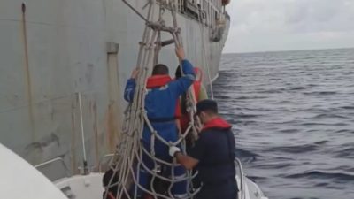 Antalya’nın Kaş ilçesi açıklarında seyir halindeki ticari gemide yaralanan bir