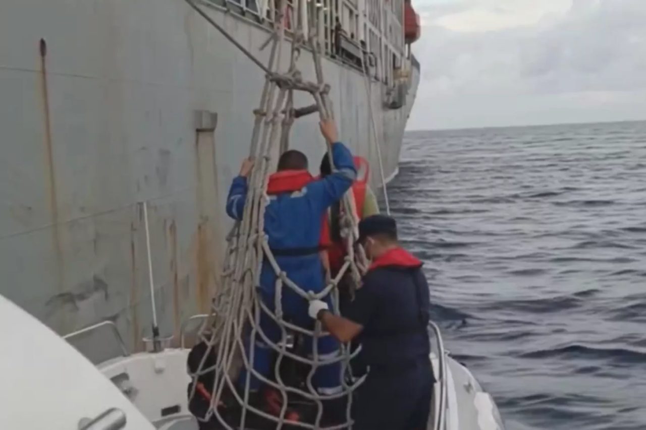 Antalya’nın Kaş ilçesi açıklarında seyir halindeki ticari gemide yaralanan bir
