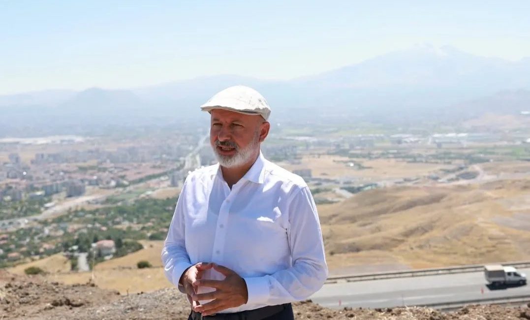 Kayseri Kocasinan Belediye Başkanı Ahmet Çolakbayrakdar, şehrin panoramik manzarasına hakim