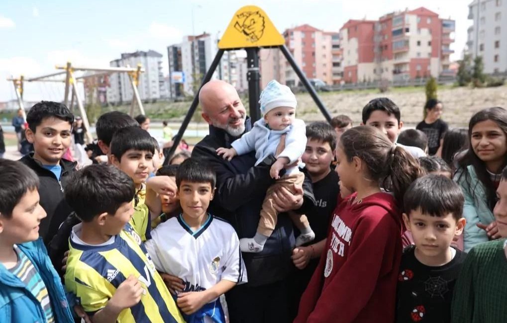 Kayseri Kocasinan Belediye Başkanı Ahmet Çolakbayrakdar, insanın özünde olan toprakla