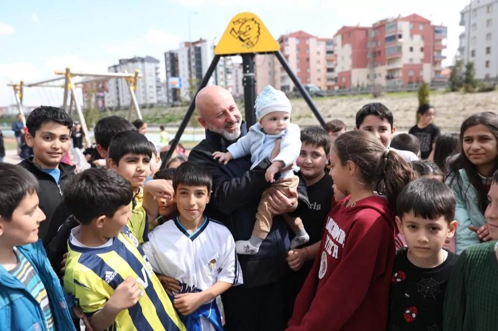 Kayseri Kocasinan Belediye Başkanı Ahmet Çolakbayrakdar, insanın özünde olan toprakla