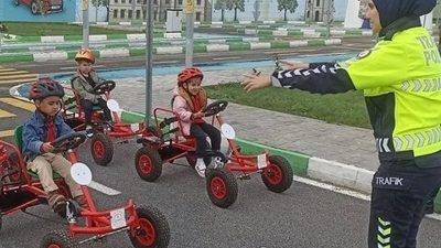Kilis'te Trafik Eğitim Parkı'nda öğrenciler, trafik kurallarını uygulamalı olarak öğrenerek