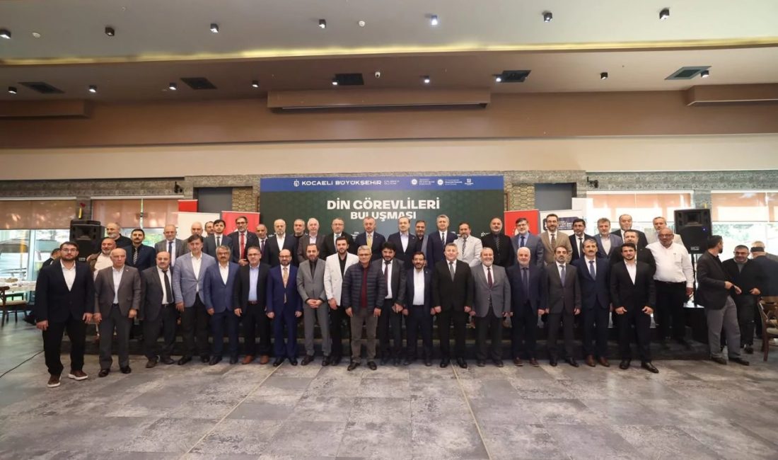 Kocaeli Büyükşehir Belediye Başkanı Tahir Büyükakın, 12 ilçeden din görevlileri