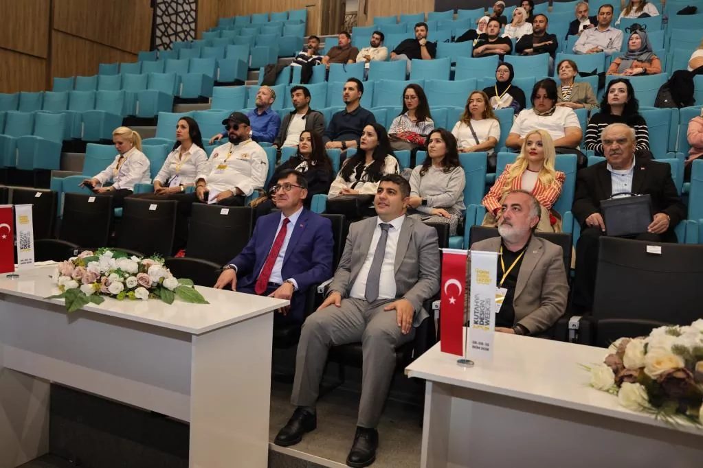 Kütahya Valiliği himayelerinde ve Kütahya Belediyesi ev sahipliğinde düzenlenen Kütahya
