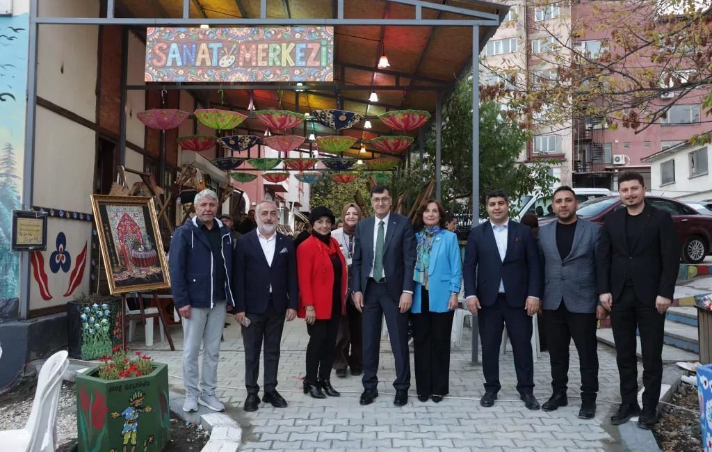 Kütahya'da Rüstem Paşa Sokağı, belediyenin düzenleme çalışmalarıyla sanat etkinlikleri ve