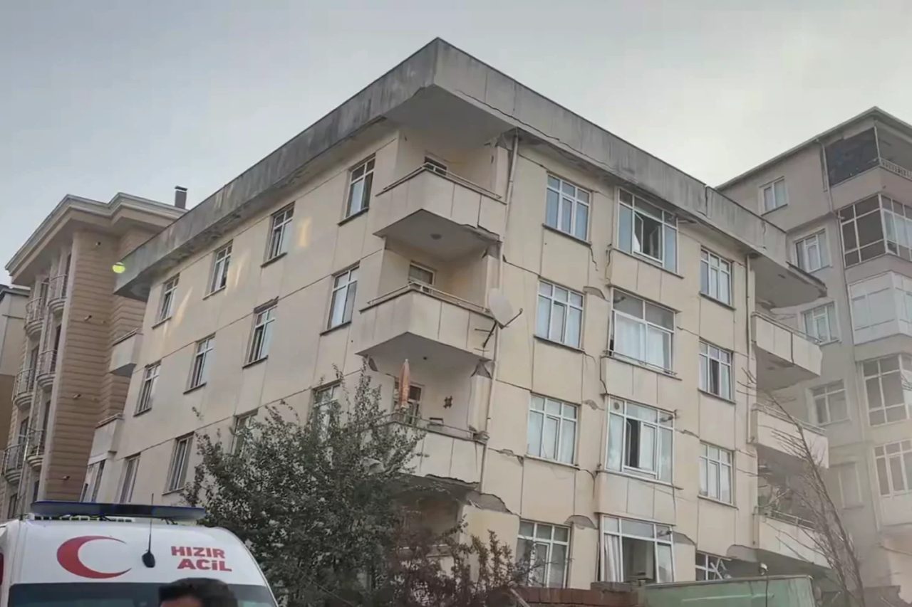 İstanbul Maltepe’de 7 katlı bir binanın üç katında meydana gelen