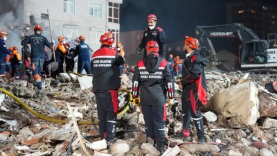 İstanbul Maltepe’de Cevizli Mahallesi’nde meydana gelen göçükte arama kurtarma çalışmaları,
