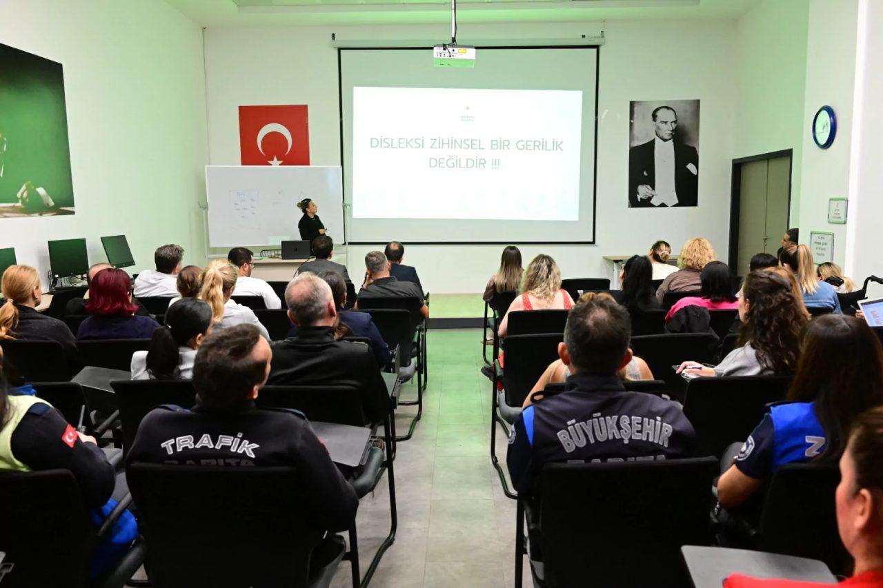 Manisa Büyükşehir Belediyesi, disleksi konusunda farkındalığı artırmak ve personelin vatandaşlarla