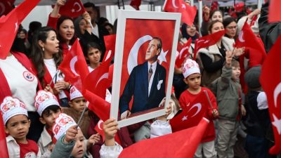 Manisa Büyükşehir Belediyesinin Cumhuriyet Bayramı etkinlikleri kapsamında düzenlediği programda çocuklar,