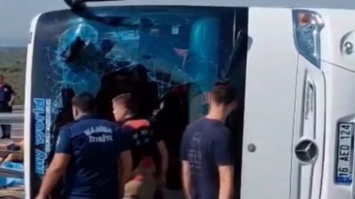 Manisa’nın Akhisar ilçesinde, otoban girişi yakınlarında tur otobüsü ile çekicinin