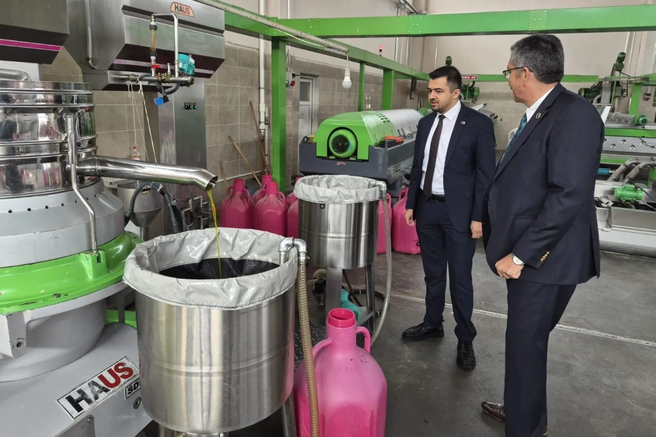 Anahtar Parti Manisa İl Başkanı Şakircan Dinç, Akhisar’ın Zeytinliova Mahallesi’nde