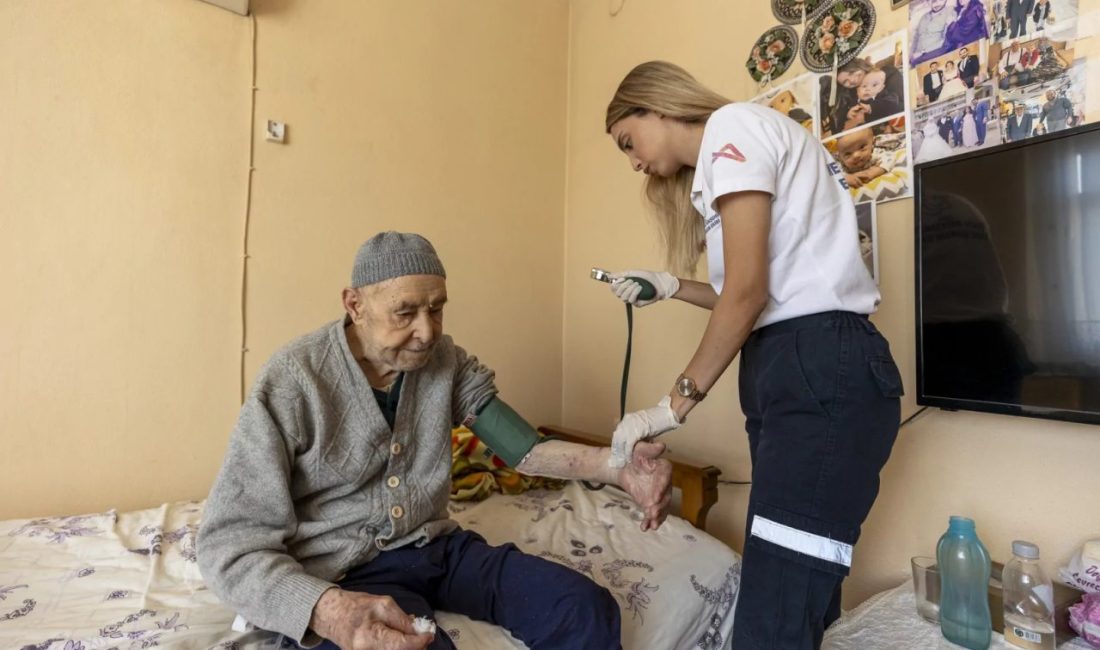 Mersin Büyükşehir Belediyesi’nin Evde Sağlık ve Bakım Hizmetleri ekipleri, yaşlı,