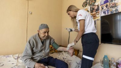 Mersin Büyükşehir Belediyesi’nin Evde Sağlık ve Bakım Hizmetleri ekipleri, yaşlı,