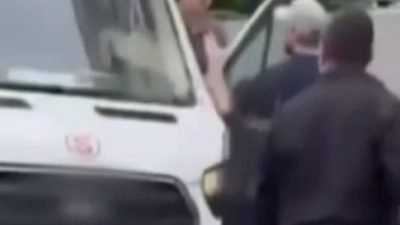 Mudanya'nın Güzelyalı Mahallesi Atatürk Ortaokulu önünde tartışıp kavgaya tutuşan iki