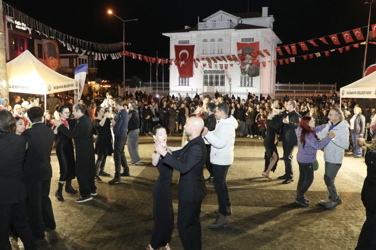 Türkiye Cumhuriyeti’nin 103. kuruluş yıl dönümü Mudanya’da coşkuyla kutlandı. Yağmur
