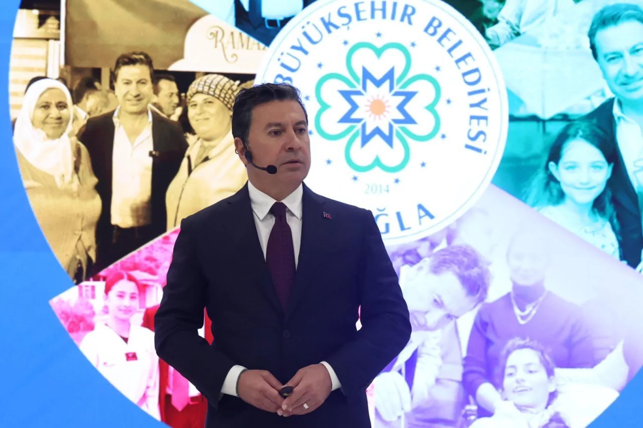 Muğla Büyükşehir Belediye Başkanı Ahmet Aras, Cumhuriyet Halk Partisi üyeliğinden