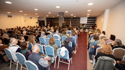 İzmir'in Narlıdere ilçesinde 3. Yaş Üniversitesi’nde ilk ders zili çaldı.
