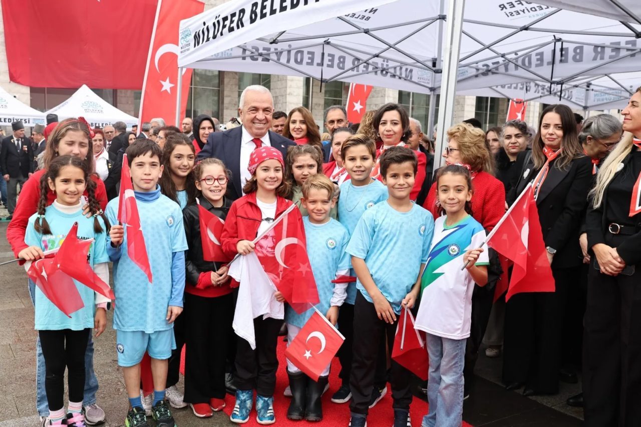 Cumhuriyet’in 103’üncü yıl dönümü kutlamaları, Nilüfer’de Atatürk Anıtı’na çelenk konulmasıyla