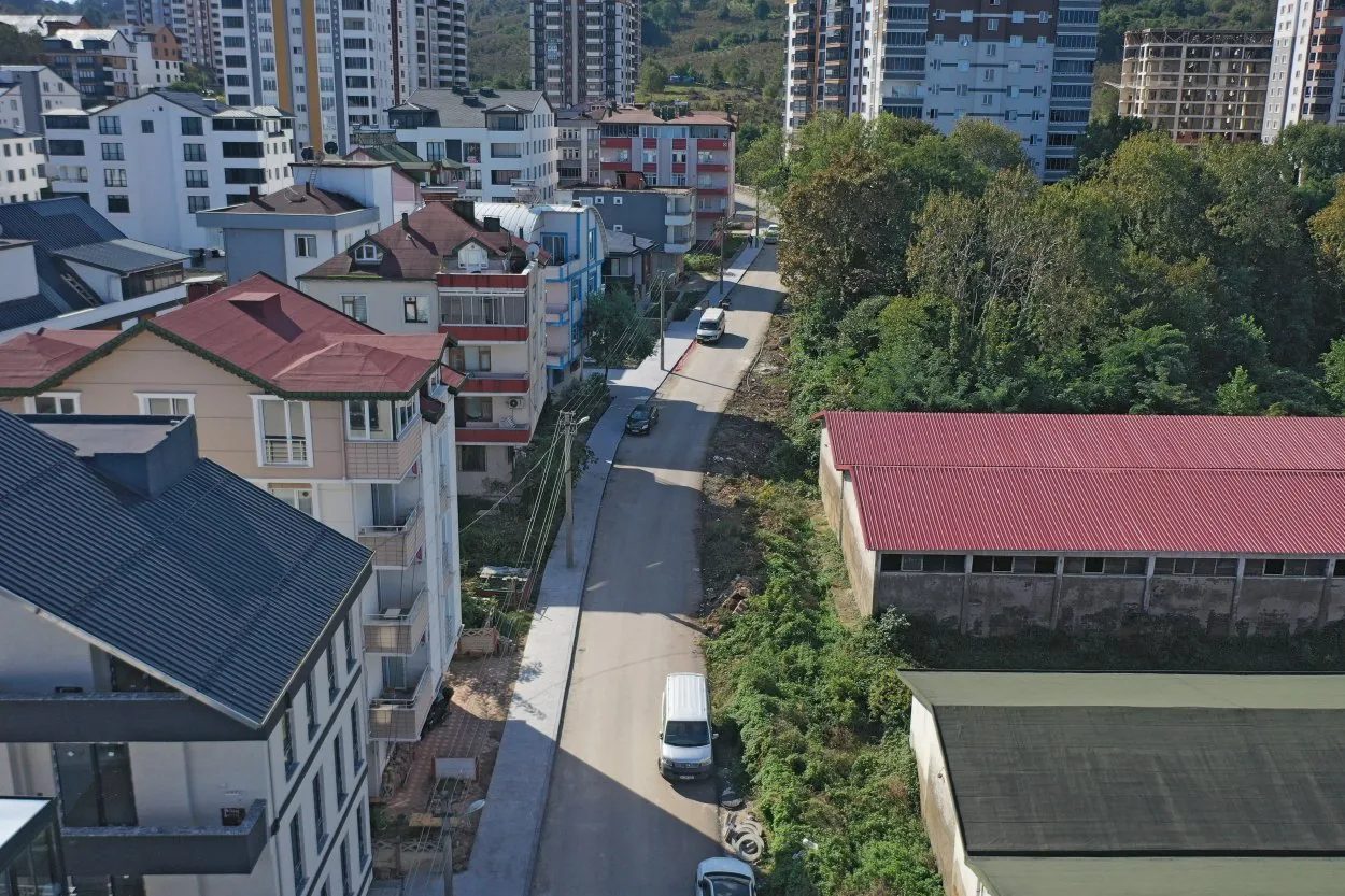 Ordu Büyükşehir Belediyesi Fatsa Dolunay Mahallesi’nde kaldırım çalışmalarına devam ediyor.