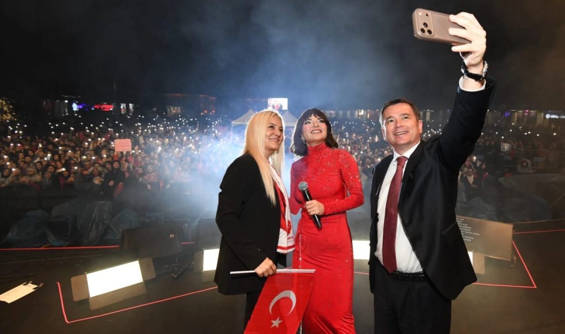 Osmangazi Belediyesi’nin 29 Ekim Cumhuriyet Bayramı etkinlikleri kapsamında Osmangazi Meydanı’nda