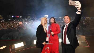 Osmangazi Belediyesi’nin 29 Ekim Cumhuriyet Bayramı etkinlikleri kapsamında Osmangazi Meydanı’nda