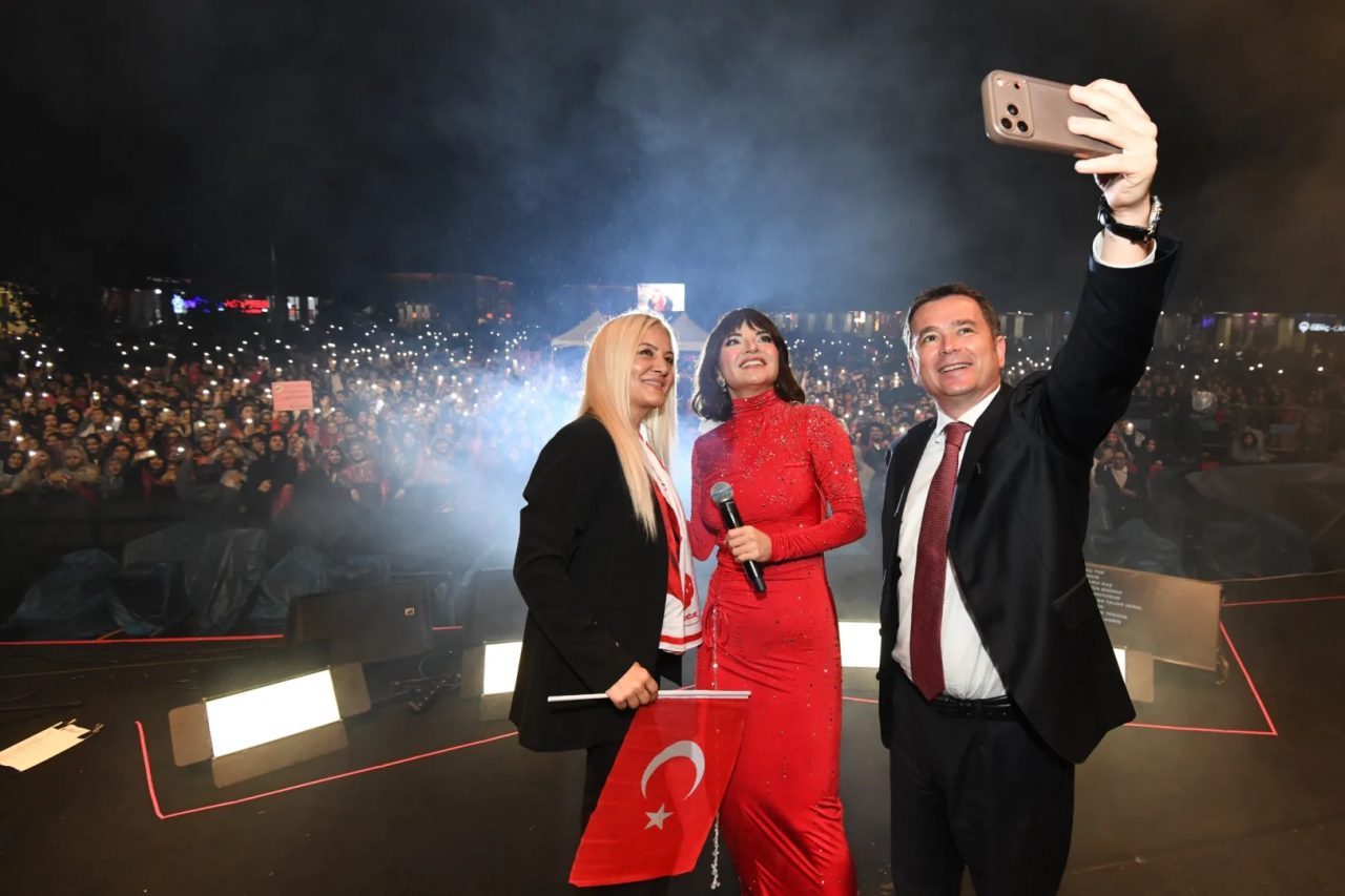 Osmangazi Belediyesi’nin 29 Ekim Cumhuriyet Bayramı etkinlikleri kapsamında Osmangazi Meydanı’nda