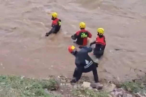 Kocaeli sınırındaki Büyük Dere mevkiinde şiddetli yağışların yol açtığı taşkın