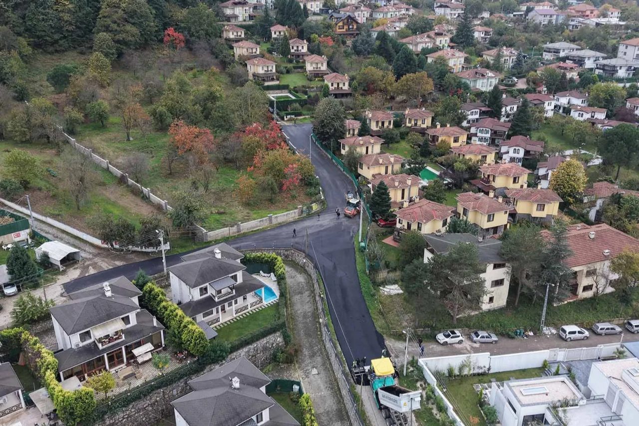 Sakarya Büyükşehir Belediyesi, Sapanca’da ulaşım altyapısını güçlendirmek için sürdürdüğü asfalt