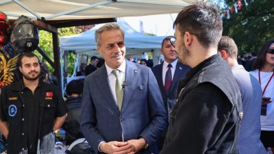 Sakarya Büyükşehir Belediye Başkanı Yusuf Alemdar, üniversite öğrencileriyle buluşarak tramvay
