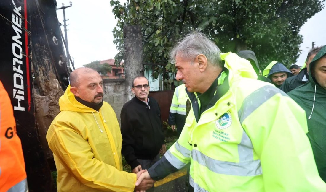 Sakarya Büyükşehir Belediye Başkanı Yusuf Alemdar, sağanak yağış nedeniyle oluşan
