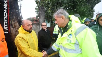 Sakarya Büyükşehir Belediye Başkanı Yusuf Alemdar, sağanak yağış nedeniyle oluşan