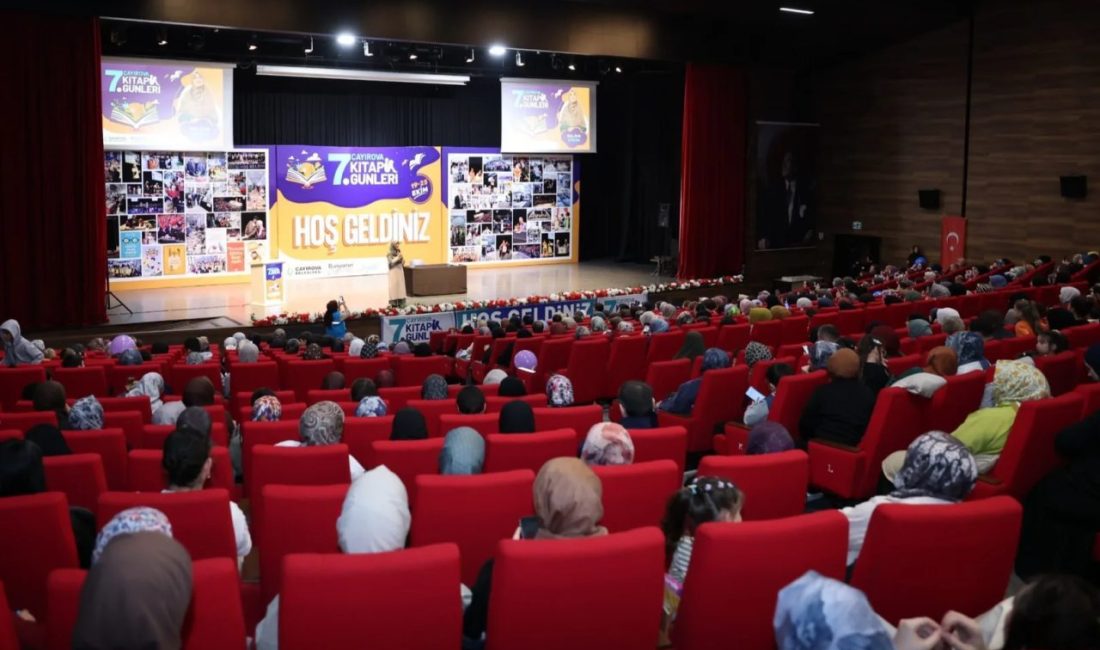 Çayırova 7. Kitap Günleri’nin üçüncü gününde söyleşi konuğu olan Yazar