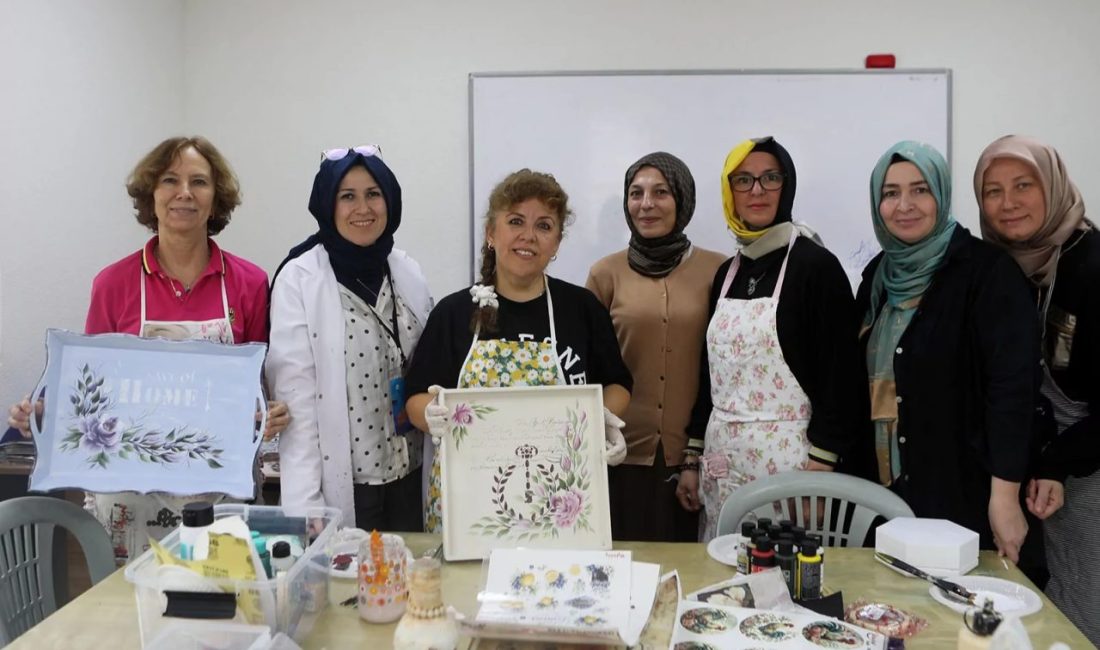Sakarya Büyükşehir Belediyesi’nin Ozanlar SAMEK’te düzenlediği eğitimlerde kursiyerler, el emeğiyle