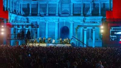 Manisa Büyükşehir Belediyesi tarafından Sardes Antik Kenti’nde düzenlenen konserde dünyaca