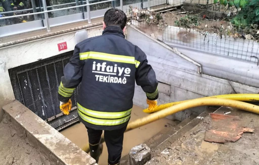 İstanbul’da etkili olan şiddetli sağanak yağış, sel ve heyelan felaketinin