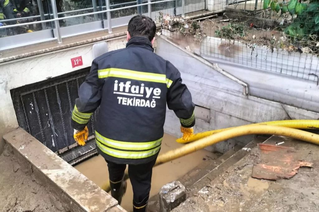 İstanbul’da etkili olan şiddetli sağanak yağış, sel ve heyelan felaketinin