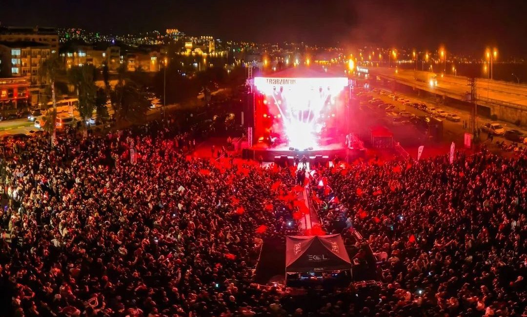 Trabzon Büyükşehir Belediyesi’nin düzenlediği Gastronomi Festivali’nde sahne alan Tuğçe Kandemir,
