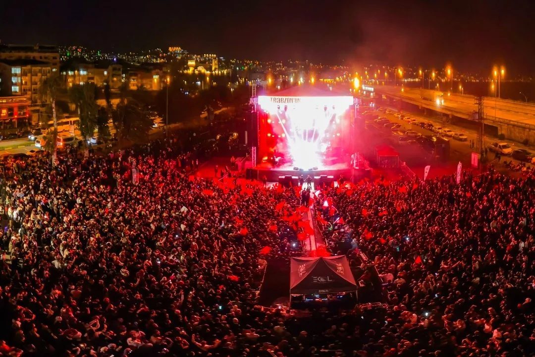 Trabzon Büyükşehir Belediyesi’nin düzenlediği Gastronomi Festivali’nde sahne alan Tuğçe Kandemir,