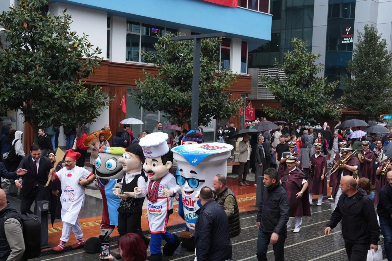 Trabzon Büyükşehir Belediyesi tarafından düzenlenen Trabzon Gastronomi Festivali öncesinde kortej