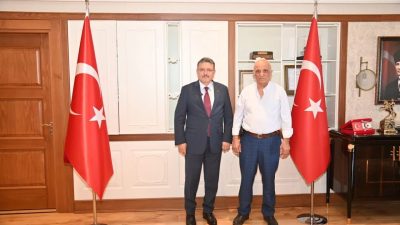 Trabzon Büyükşehir Belediye Başkanı Ahmet Metin Genç, şehit ailelerini ağırlayarak