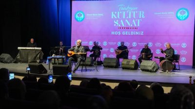 Trabzon Büyükşehir Belediyesi’nin düzenlediği konserde Esat Kabaklı, sevilen türküleriyle Trabzonlularla