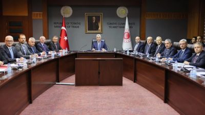 Ticaret Bakanı Prof. Dr. Ömer Bolat, otomotiv sektörünün temsilcileriyle bir