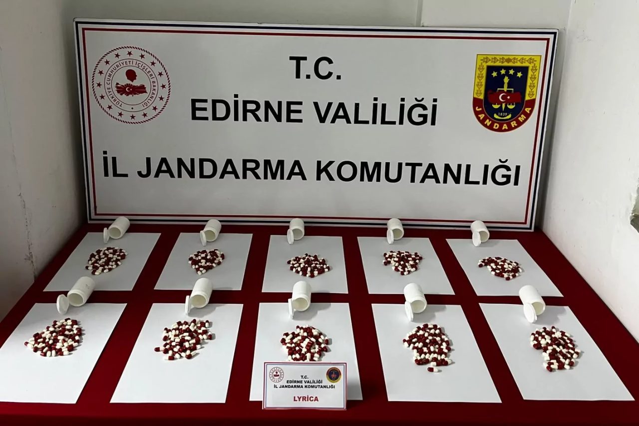 Edirne'nin Uzunköprü ilçesinde jandarma ekiplerinin düzenlediği ortak operasyonda, uyuşturucu nitelikli