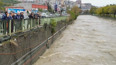 İstanbul Valisi Davut Gül, il genelinde sahadaki çalışmaları yerinde değerlendirirken,