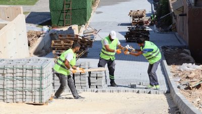 MERSİN-Toroslar Belediyesi, ilçenin farklı mahallelerinde ulaşım koşullarının iyileştirilmesine yönelik çalışmalarını
