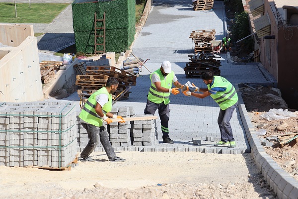 MERSİN-Toroslar Belediyesi, ilçenin farklı mahallelerinde ulaşım koşullarının iyileştirilmesine yönelik çalışmalarını