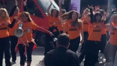 Pop müziğin ikon ismi Yonca Evcimik Bağdat Caddesinde trafiği durdurdu.