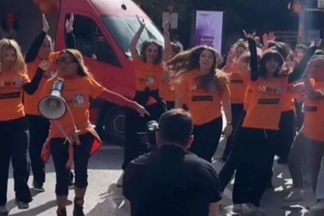 Pop müziğin ikon ismi Yonca Evcimik Bağdat Caddesinde trafiği durdurdu.