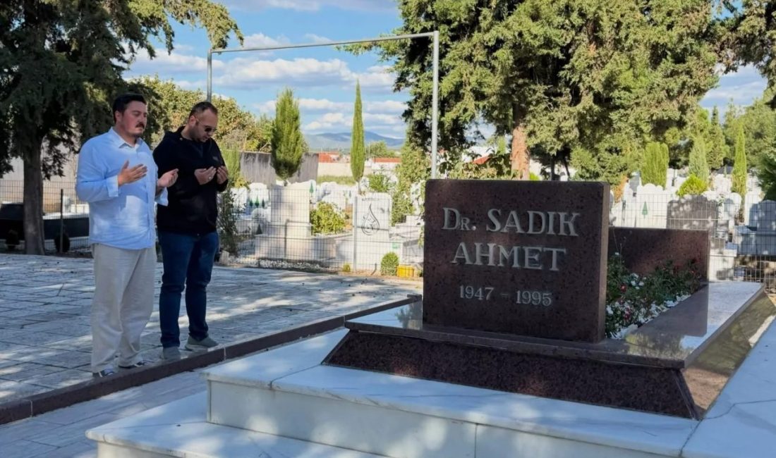 Yunanistan'ın Gümülcine kentinde Dr. Sadık Ahmet’in kabrini ziyaret eden Yeniden
